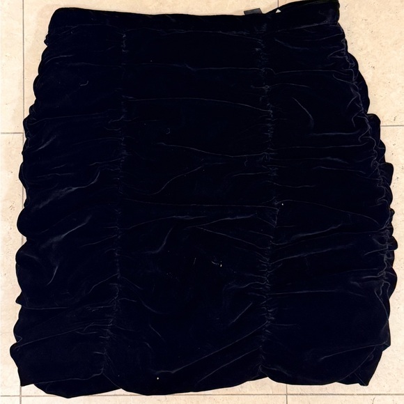H&M Black Velvet Skirt Crinkled - Picture 2 of 7